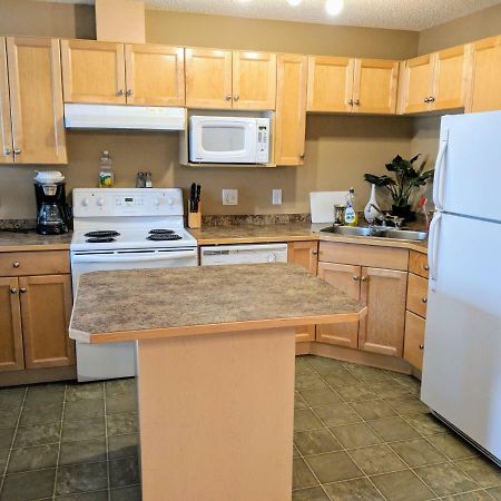 Quiet Condo Close To Wem W/ A/C & U/G Parking Edmonton Luaran gambar